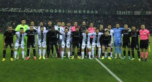 Kocaelispor – Sakaryaspor depremzedelere yardım maçında taraftar arasında kavga
