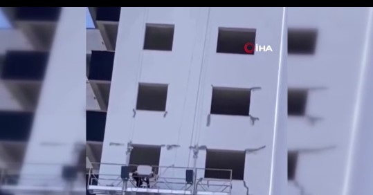 Depremden sonra çatlakları böyle sıvadılar