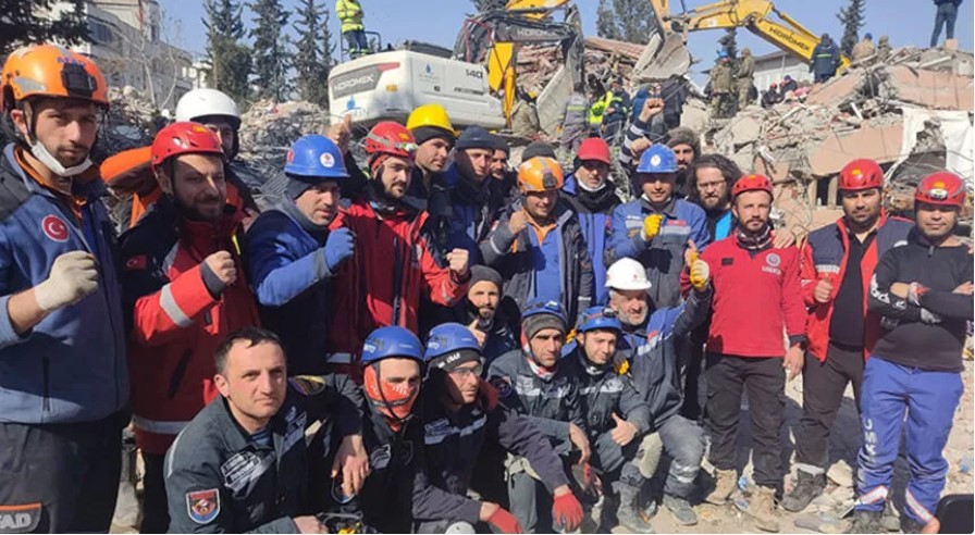Türk, Ermeni ve ABD’li ekip 2 kadını enkazdan sağ çıkardı