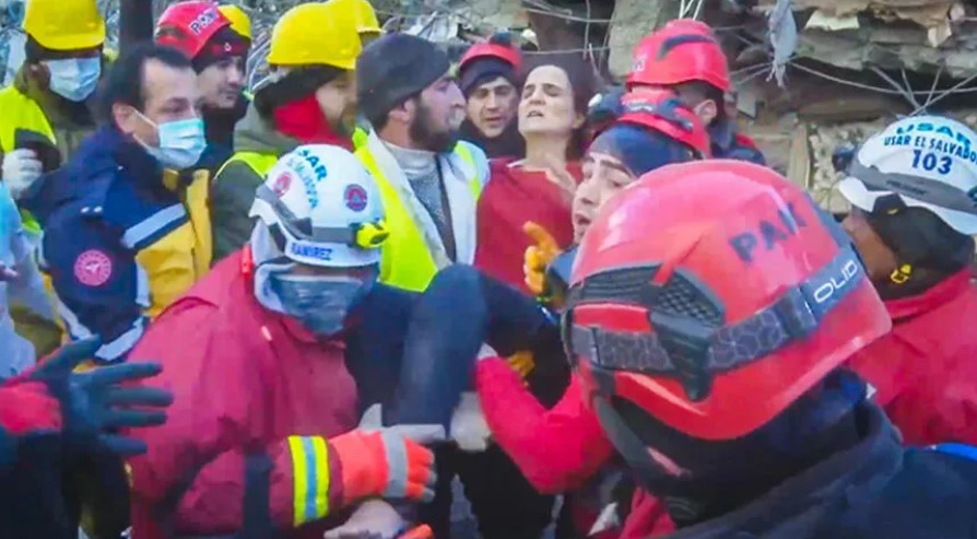 Türk ve El Salvadorlu ekipler 150 saat sonra 2 kişiyi enkazdan çıkardı