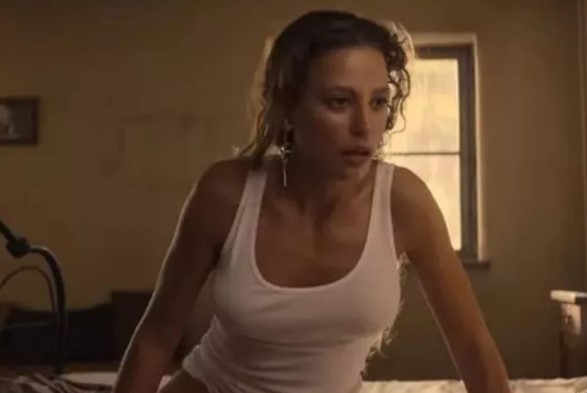 Serenay Sarıkaya’dan süper mini elbiseyle sere serpe pozlar