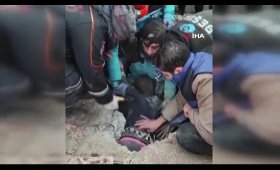 8 saat sonra bir kız çocuğu enkazdan böyle çıkarıldı