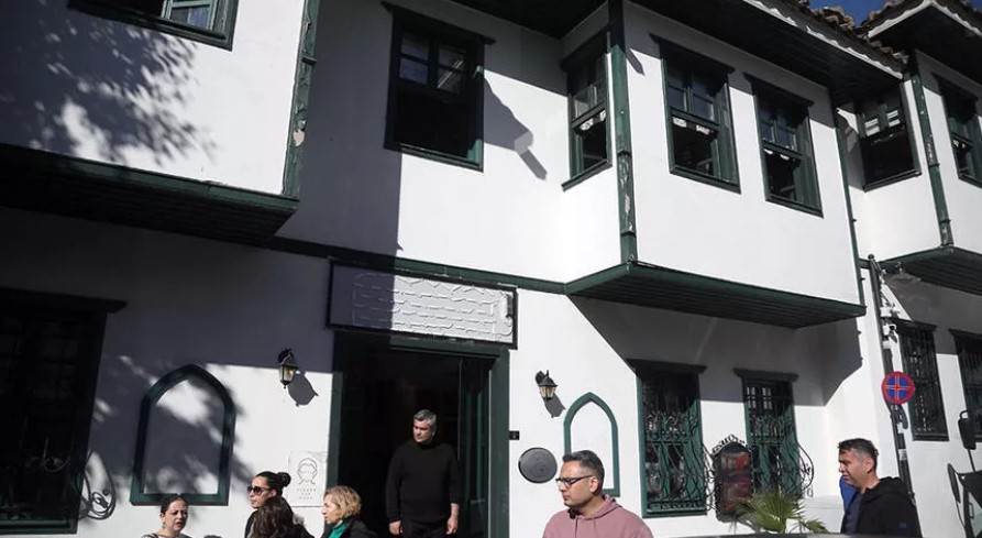 Bakanlığa ait 11 odalı otel, ‘işgal’ nedeniyle polis eşliğinde boşaltıldı