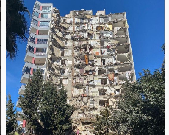 Yeni deprem 12 katlı binayı yıktı, yan bloktaki mahsur kalanlar kurtarılıyor