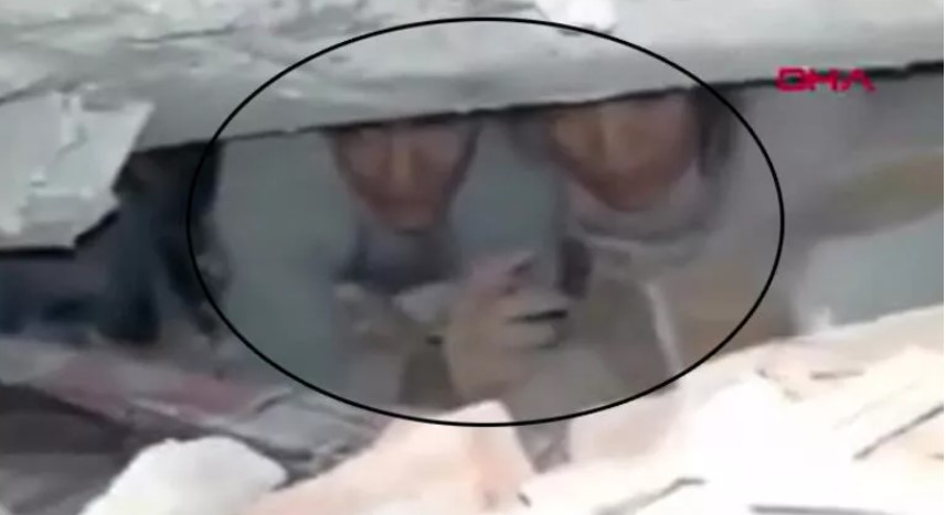Özel Hareket Polisleri, enkaz altından çocuğu kurtardı! ‘Yaşıyor, komutanım’