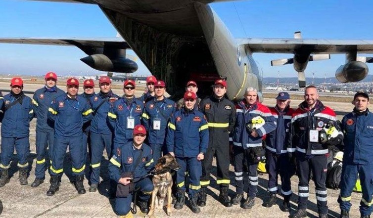 Türkiye’den ayrılan Yunan arama-kurtarma ekipleri Atina’da ilgiyle karşılandı