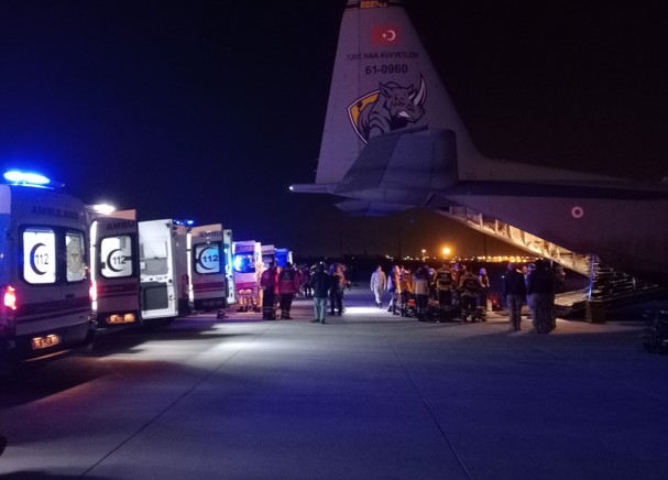 38 yaralı depremzede ve 31 refakatçi TSK’ya ait uçakla İstanbul’a getirildi
