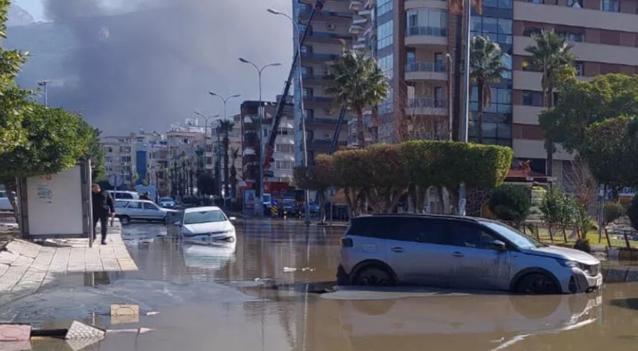 İskenderun sahilini basan deniz suyu çekildi