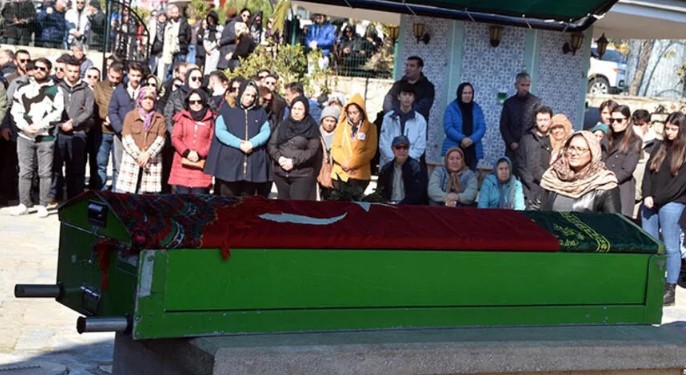 Meslektaşı eşiyle enkazda ölen Hatice öğretmen, toprağa verildi