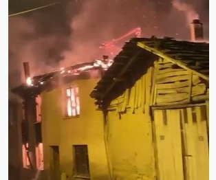 Bursa’da 2 katlı ev alev alev yandı