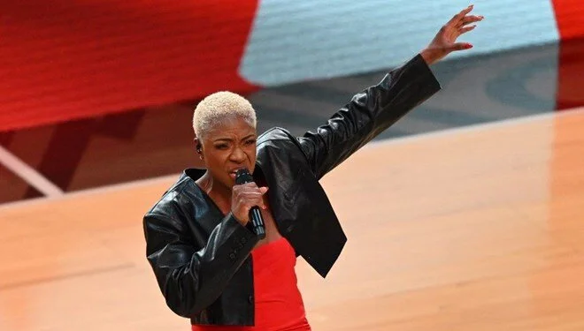 Kanadalı şarkıcı Jully Black milli marştaki bir kelimeyi neden değiştirdi?