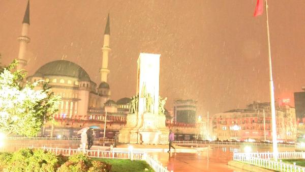 Taksim’de lapa lapa kar yağdı