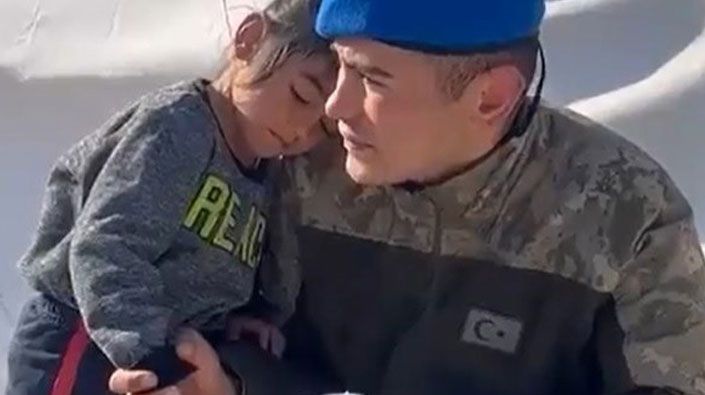 Minik çocuk dakikalarca Mehmetçik’in omzunda yattı