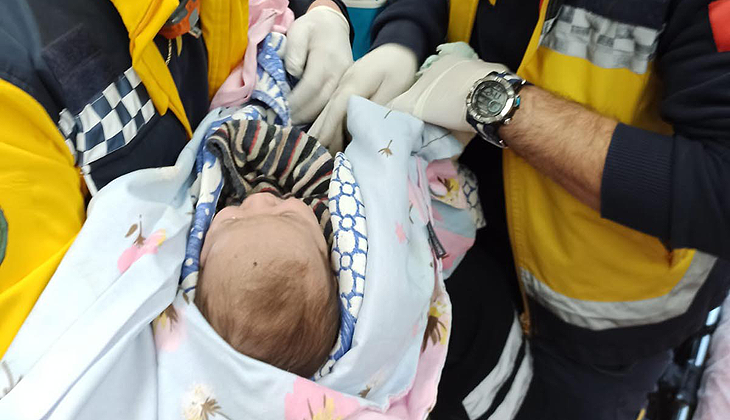 Annesinin emzirerek hayatta tuttuğu bebek, 62 saat sonra enkazdan çıkarıldı