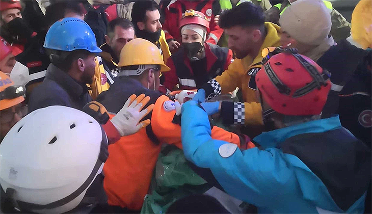 12 yaşındaki Berat 207 saat sonra enkazdan çıkarıldı