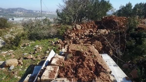 Deprem köyü ortadan ikiye böldü