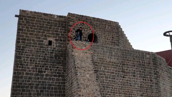 Diyarbakır’da surlara tehlikeli tırmanış kamerada