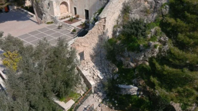 Dünyanın ilk mağara kilisesi Saint Pierre’in istinat duvarı yıkıldı