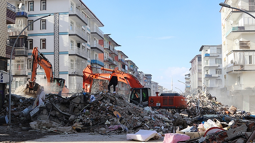 AFAD uyardı: Hasarlı yapılara kesinlikle girmeyin