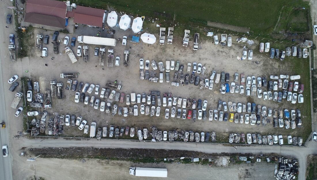 Depremde binlerce araç hurdaya döndü