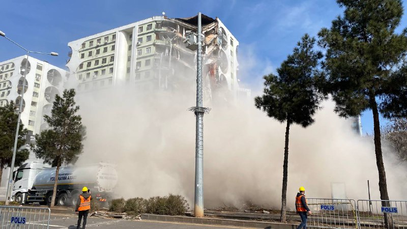 Diyarbakır’da 89 kişinin öldüğü Galeria’daki AVM ve 3 blok yıkılıyor