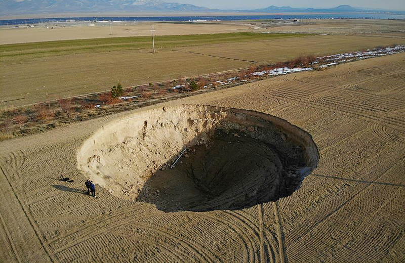 Konya’da iki fay arasında 37 metre çapında obruk oluştu