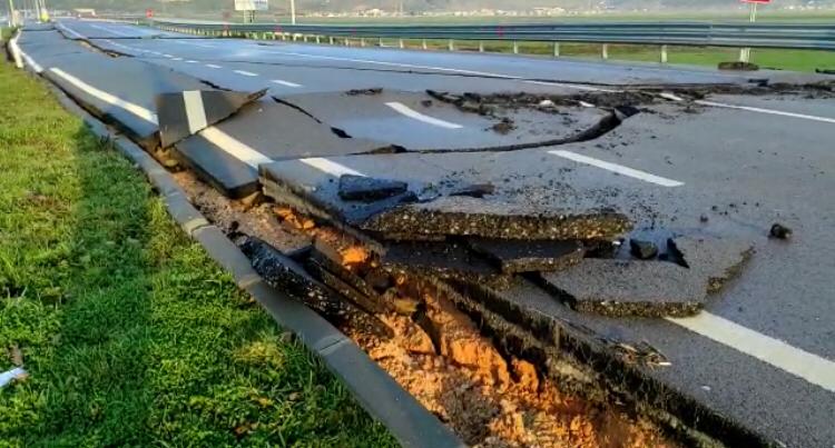 Hatay Havalimanı yolunda derin çatlaklar oluştu Hatay Havalimanı yolunda derin çatlaklar oluştu