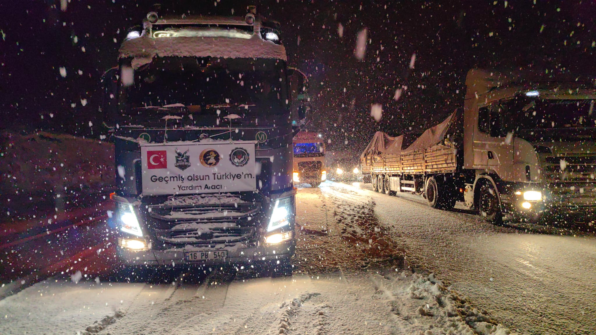 Kardan kapanan Bursa-Ankara kara yolu açıldı, yardım TIR’ları yola çıktı