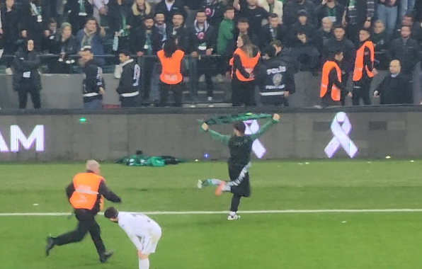 Kocaelispor-Sakaryaspor maçında sahaya atlayan taraftar özür diledi