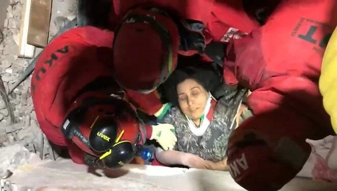 Hatay’da anne ve oğlu 2 saat arayla enkazdan kurtarıldı