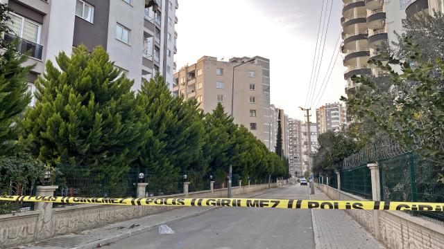 Mersin’de depremlerden etkilenen 8 katlı bina tahliye edildi