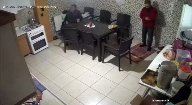 Namaz kılarken depreme yakalandı! Ayakta zor durdu Namaz kılarken depreme yakalandı! Ayakta zor durdu