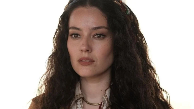Pelin Akil: Üşüyerek uyumaya çalışan onca depremzede varken…