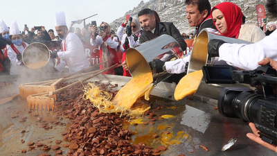 Sucuk Festivali’nde dünyanın en büyük sucuklu yumurtası yapıldı