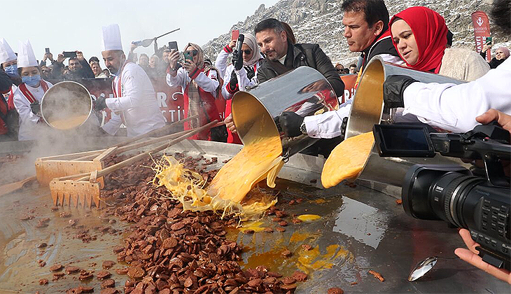 Sucuk Festivali’nde dünyanın en büyük sucuklu yumurtası yapıldı