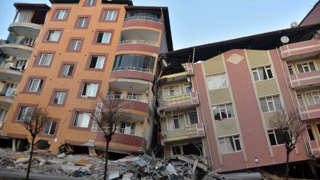 Hatay’da bazı binalar birbirine yaslandı