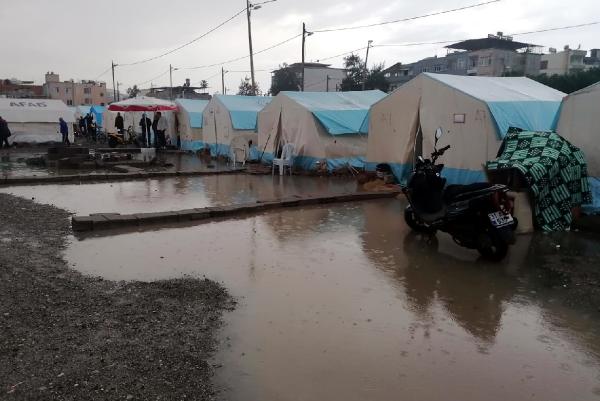 İskenderun’da çadır kentte yaşayanlar şiddetli yağıştan etkilendi