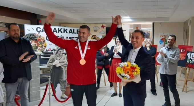 Bursa’nın şampiyon öğretmenini öğrencileri coşkuyla karşıladı