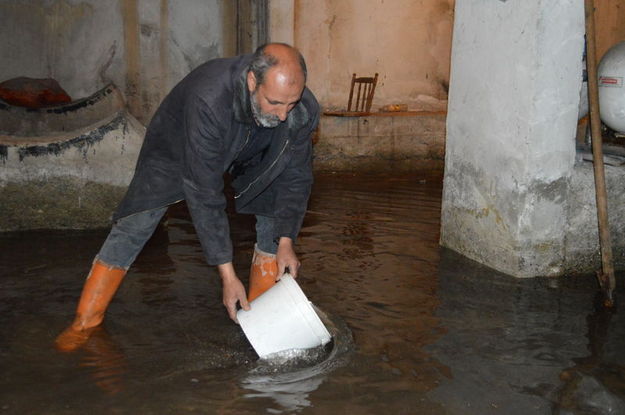 Depremin ardından yer altı suyu basıyor
