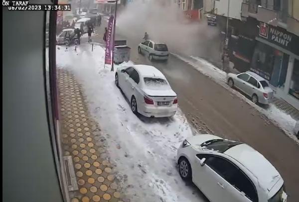 Malatya’da binanın depremde yıkılma anı kamerada
