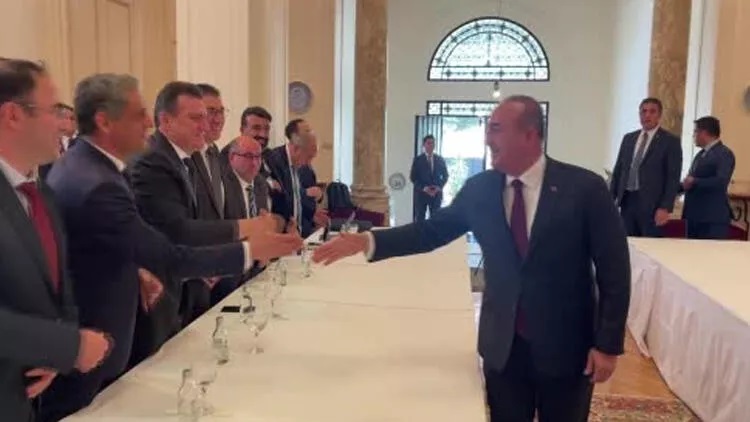 Bakan Çavuşoğlu, Mısır’da Türk iş adamlarıyla görüştü
