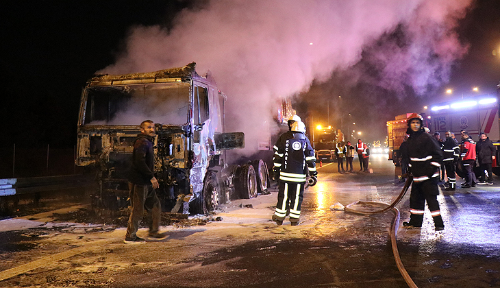 Deprem bölgesine iş makinası taşıyan TIR alevlere teslim oldu