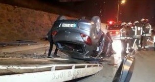 Kontrolden çıkan otomobil demir parmaklıklara saplandı