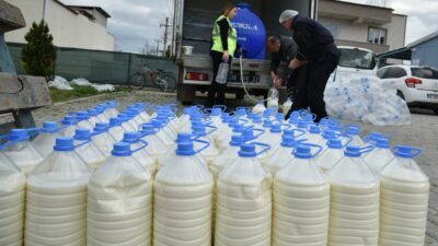 Bursa’da süt üreticilerinden depremzedelere süt desteği