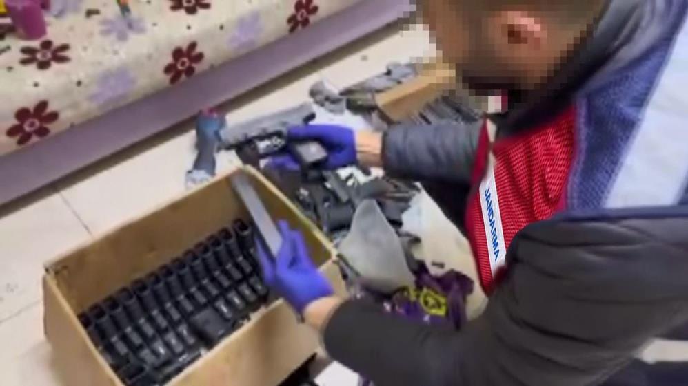 Elektrikçi görünümlü silah imalathanesine baskın