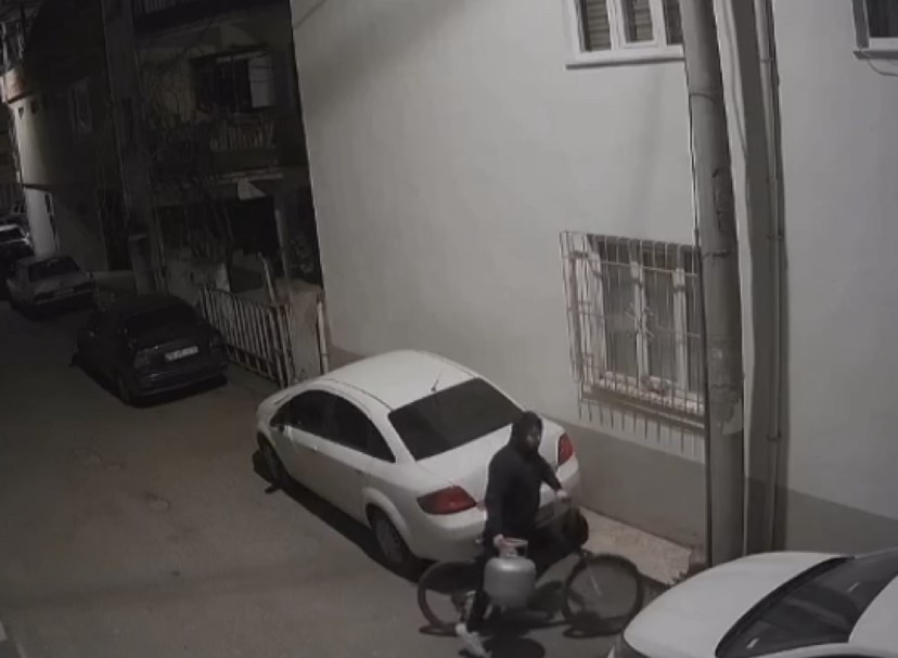 Bursa’da pişkin hırsız güvenlik kameralardan kaçamadı Bursa’da pişkin hırsız güvenlik kameralardan kaçamadı