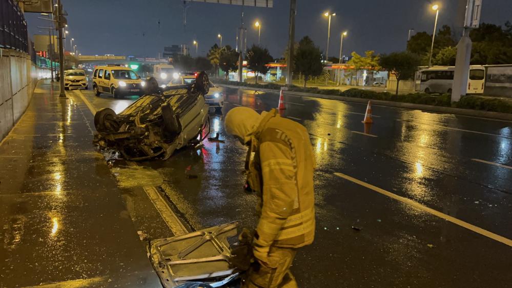Karşı şeride geçen araç taklalar attı!