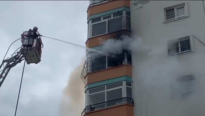 Ev tadilatında çıkan yangın mahalleliyi korkuttu