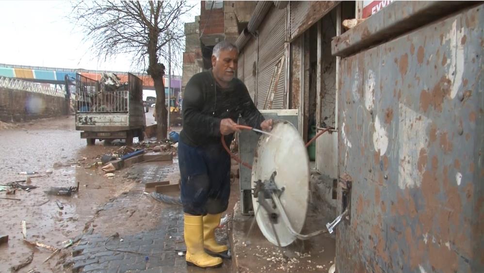 Şanlıurfa’da sele aldırmadı, yağmur altında çanak anten yıkadı
