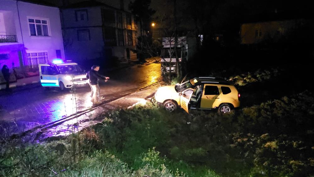 Çaldığı taksiyle polislere çarptı